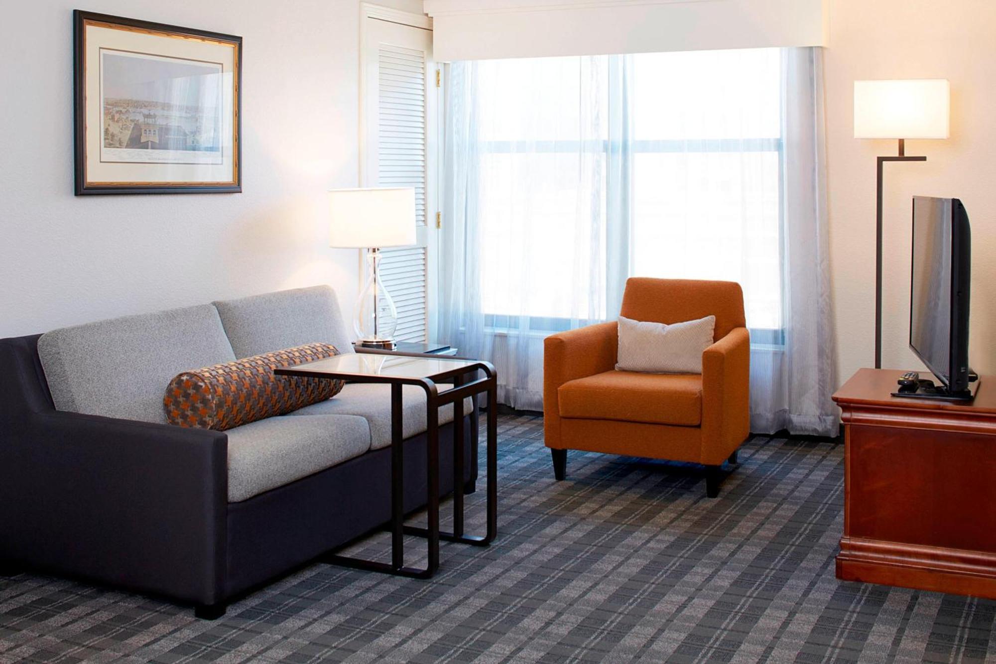 Downtown At The Depot 4*